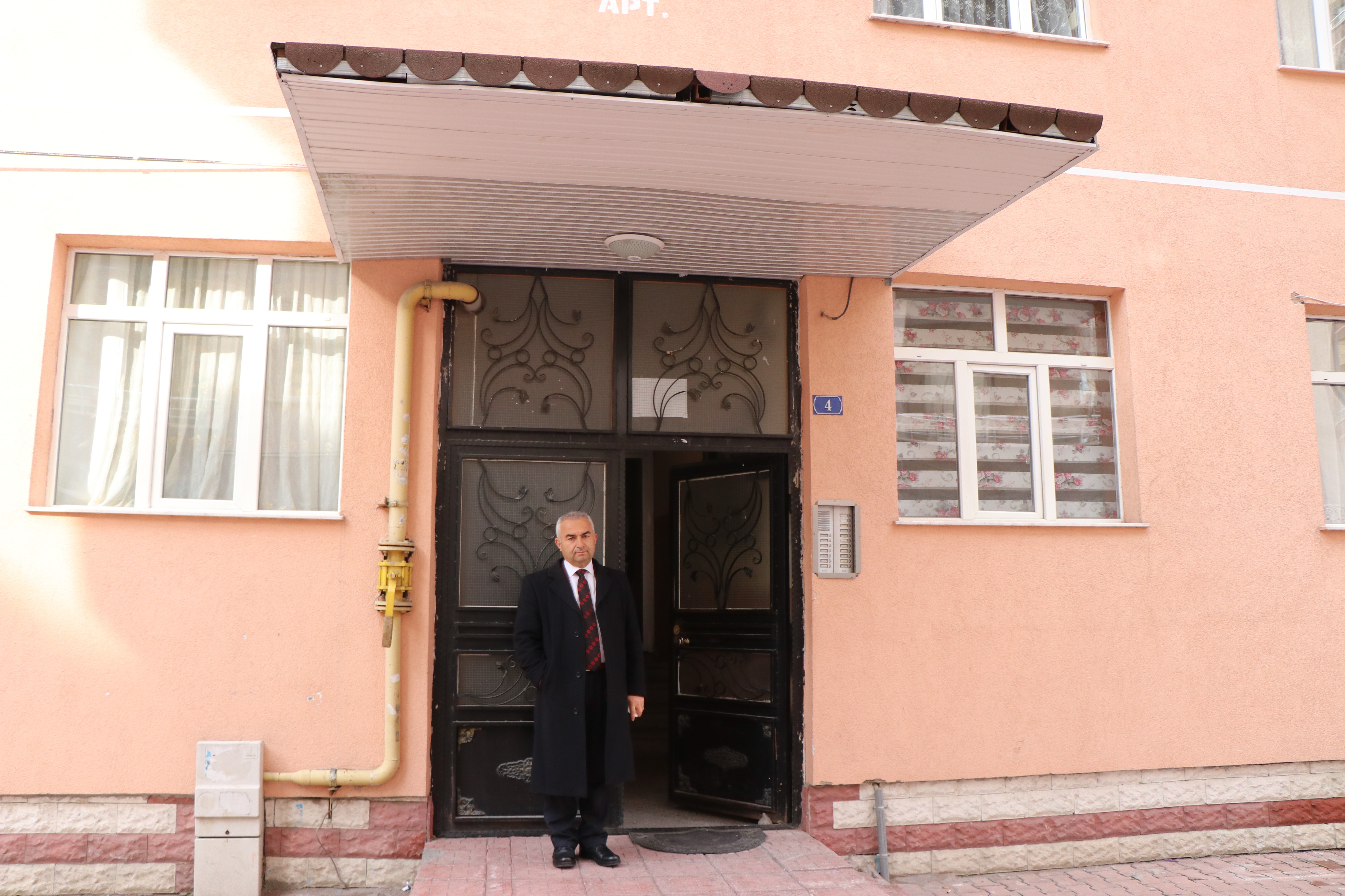 Okuma hasretini dindirmek için öğrencilere ev bağışladı