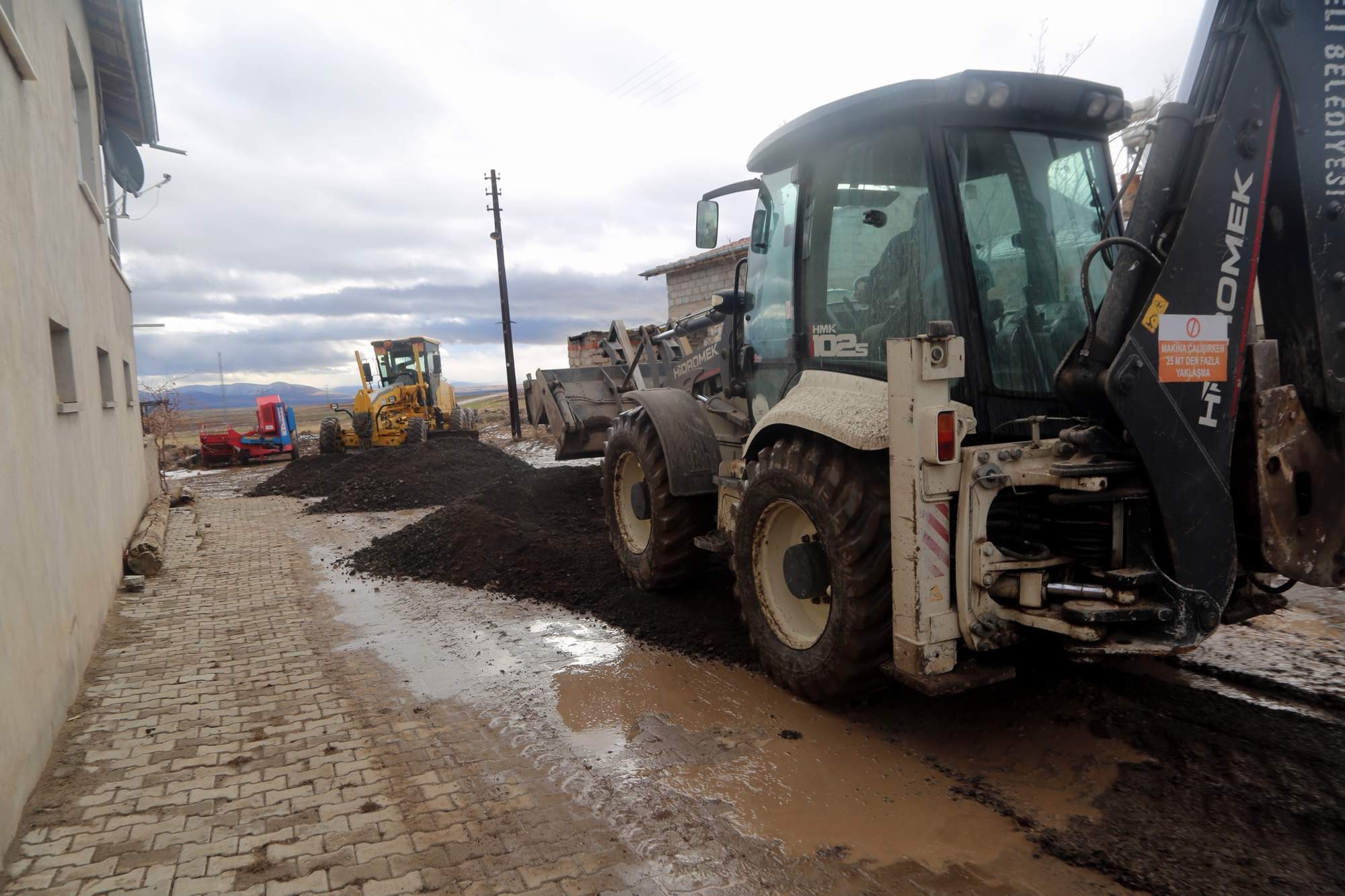 Develi Belediyesi’nden yol kumlama çalışması 