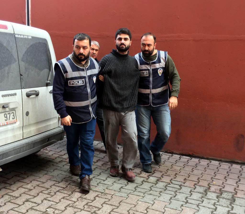 Babasının boğazını keserek öldüren şahıs adliyeye çıkarıldı 