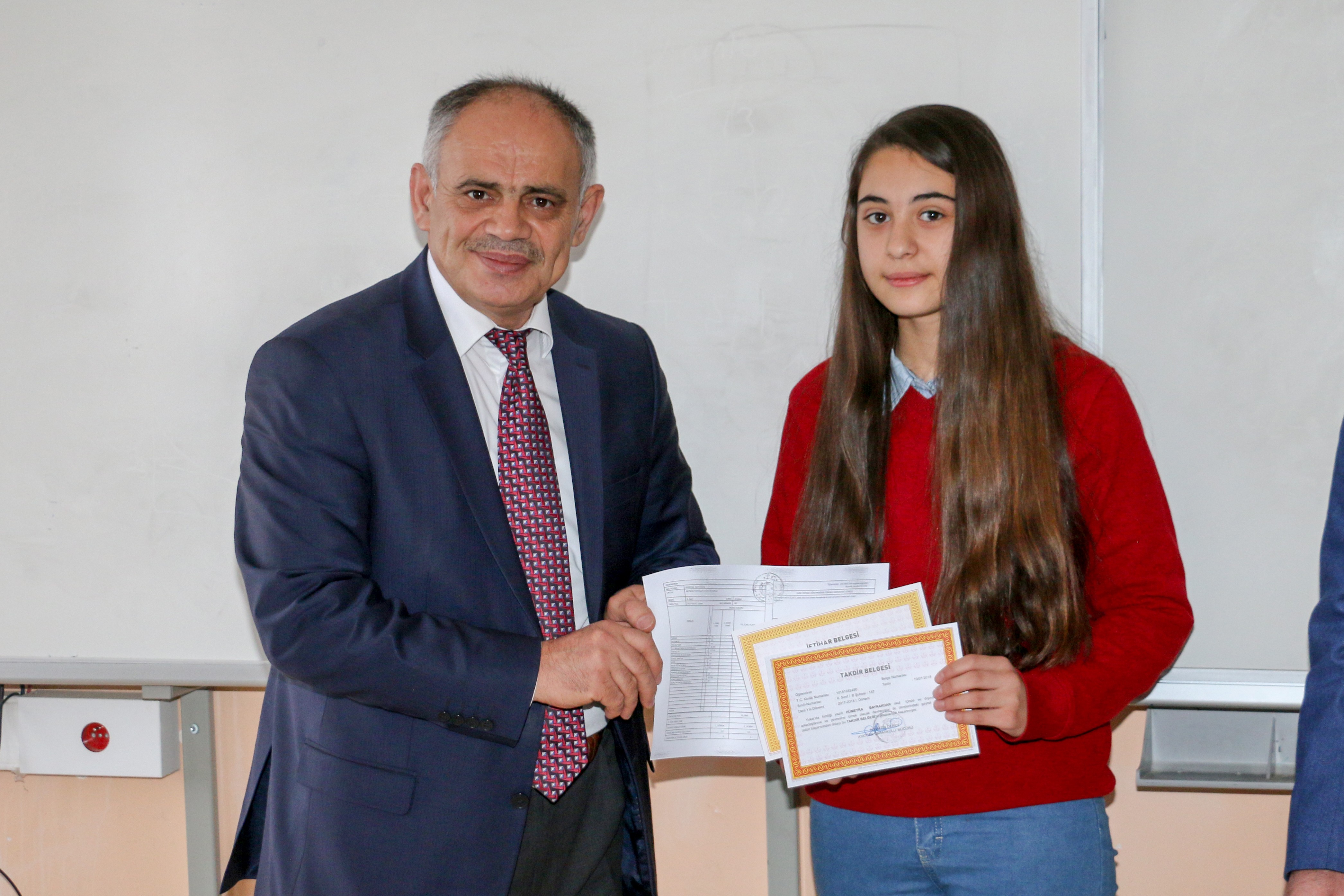 Başkan Öztürk öğrencilere karne dağıttı 