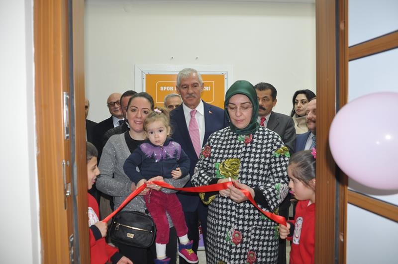 Neşe Özhaseki karne dağıttı 