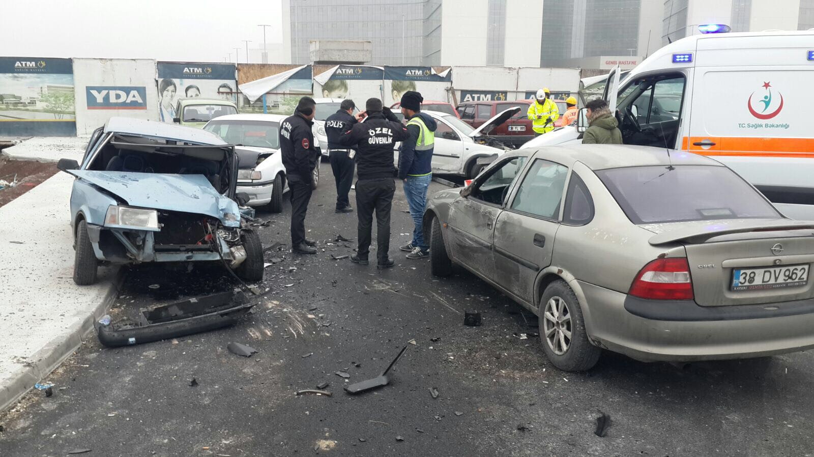 Direksiyon hakimiyeti kaybolan otomobil otoparka uçtu