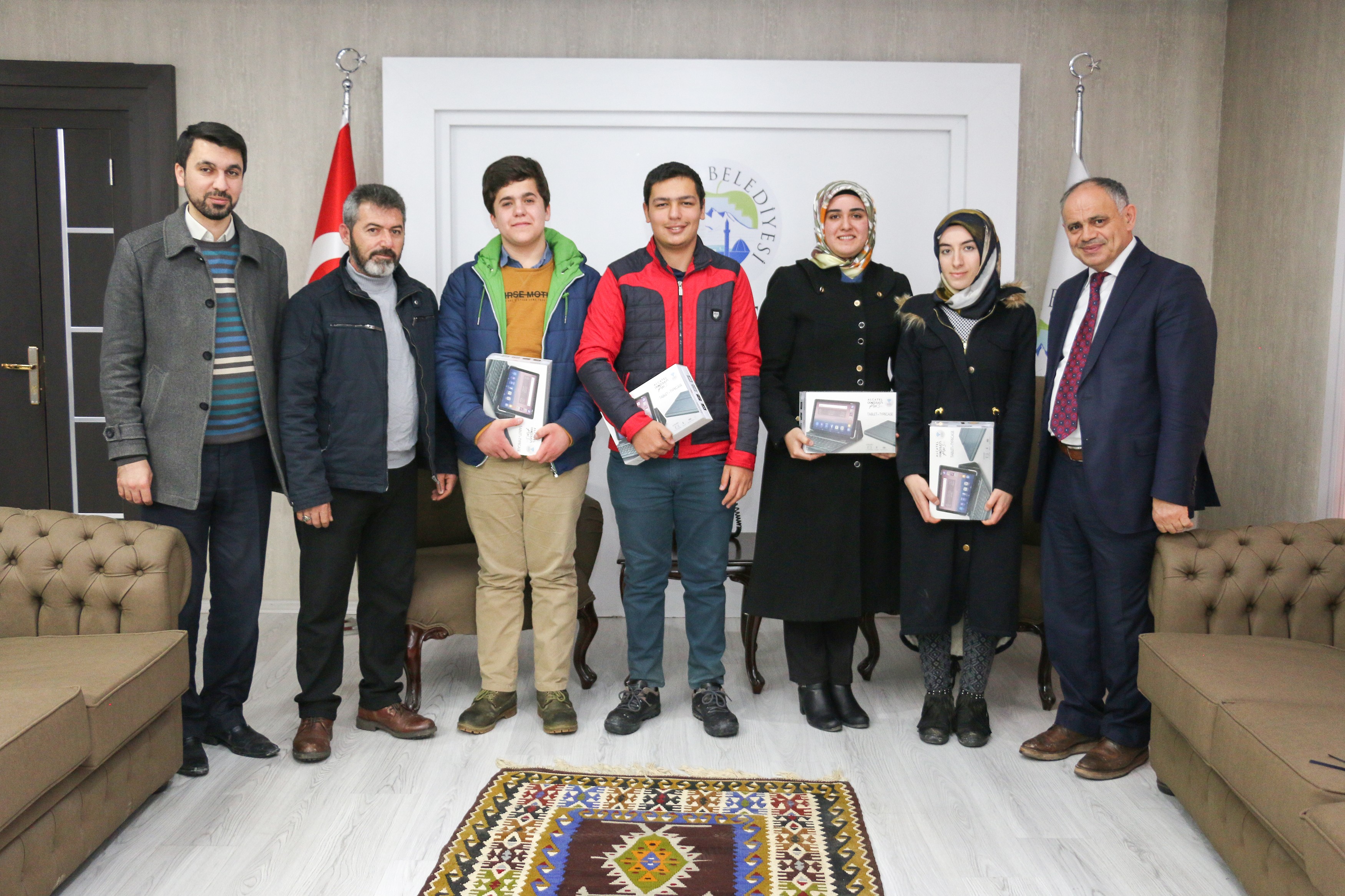 Yahyalı’daki başarılı öğrenciler tabletle ödüllendirildi