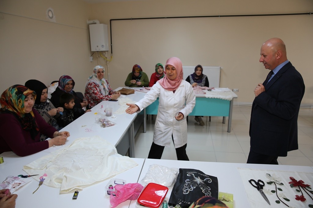 Başkan Çolakbayrakdar kursiyerlerin çalışmalarını inceledi