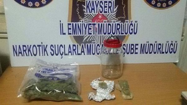 Otomobilde esrara 2 gözaltı