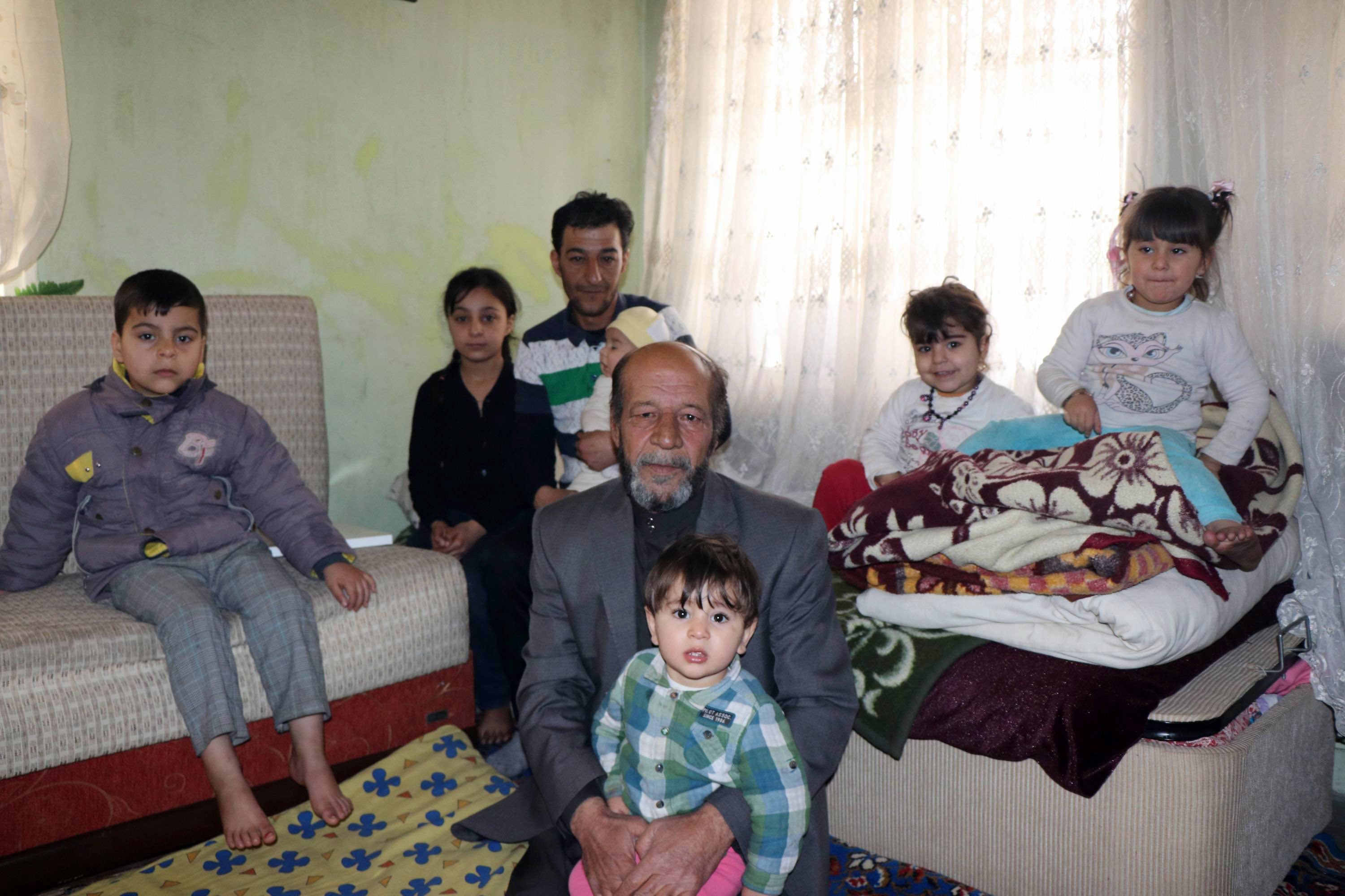 Ayaklarını kaybeden Türkmen yüzbaşı 13 kişilik ailesiyle Kayseri’ye sığındı