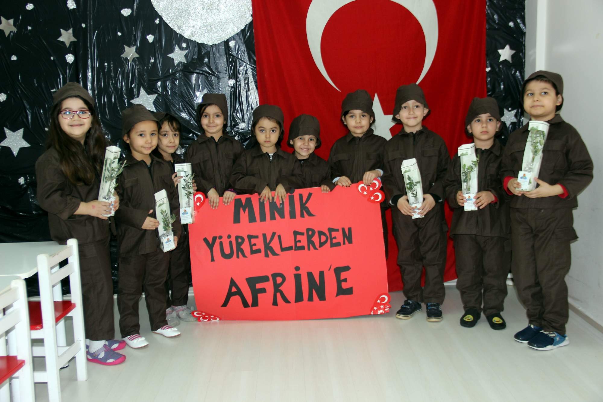 Minik yüreklerden Mehmetçiğe ‘Zeytin Dalı’