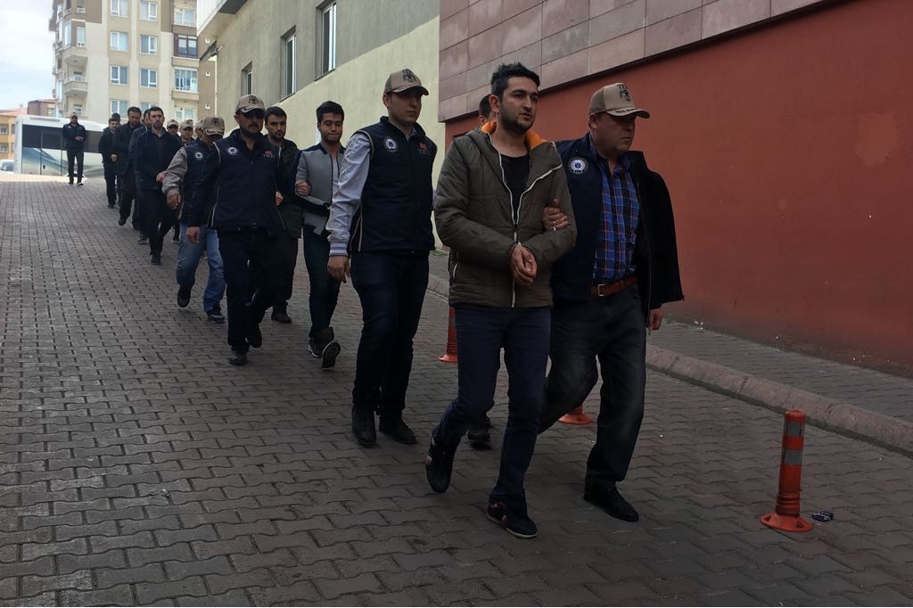 FETÖ operasyonunda gözaltına alınan 11 kişi adliyeye sevk edildi