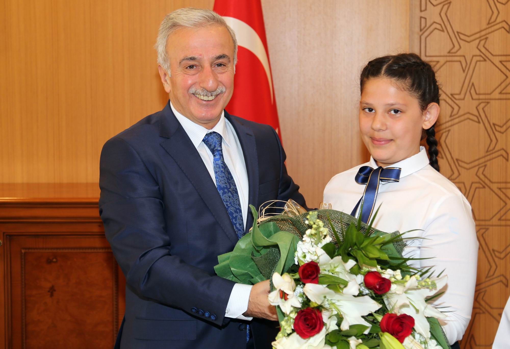 Uykusuzluktan dert yanan Minik Vali: “Acilen tekli eğitime geçilmeli”