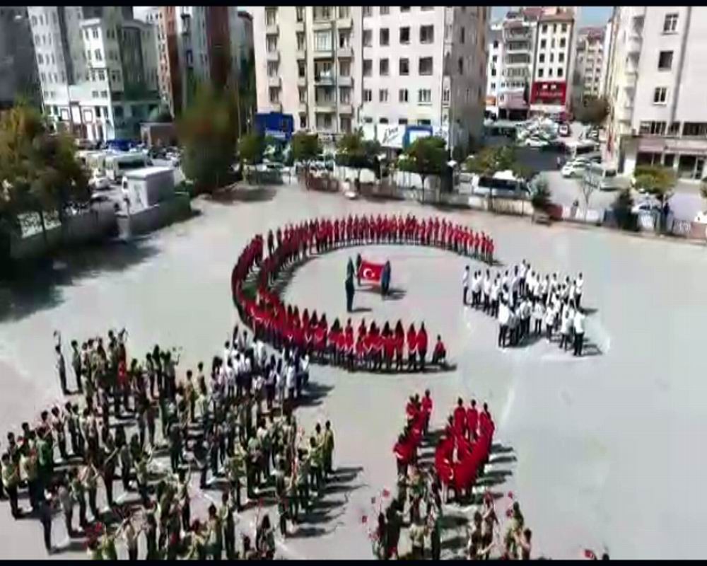 400 öğrenci bir araya geldi, ‘Ay yıldız’ koreografisi yaptı