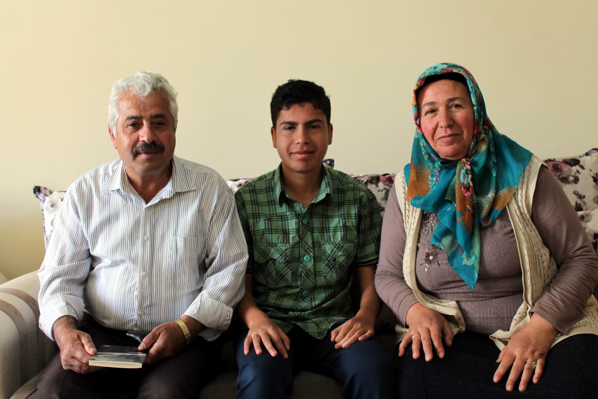 Görme engelli Caner, babasının okuduğu kitaplarla üniversite eğitimi görüyor