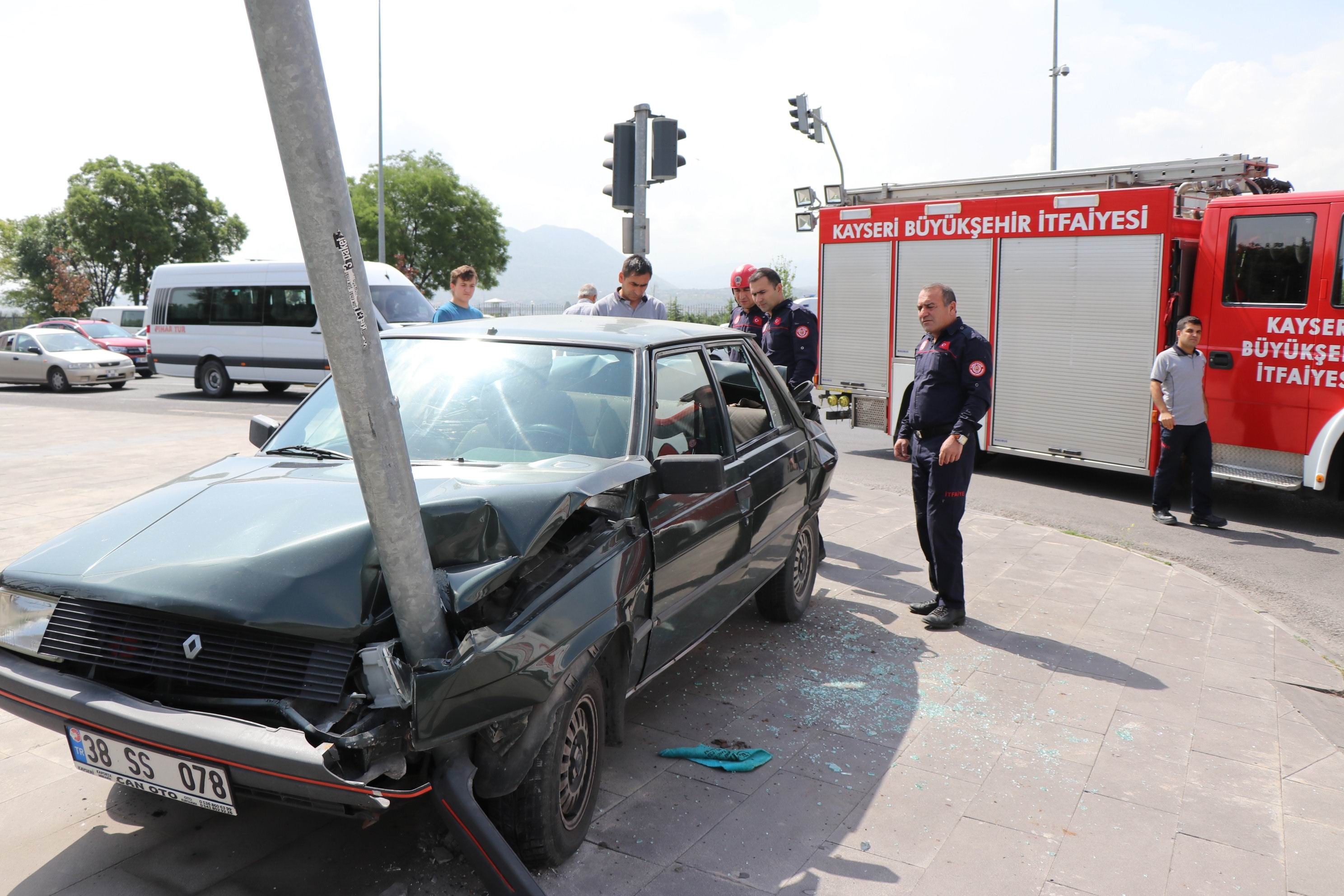 Halk otobüsü, 3 otomobile çarptı: 6 yaralı