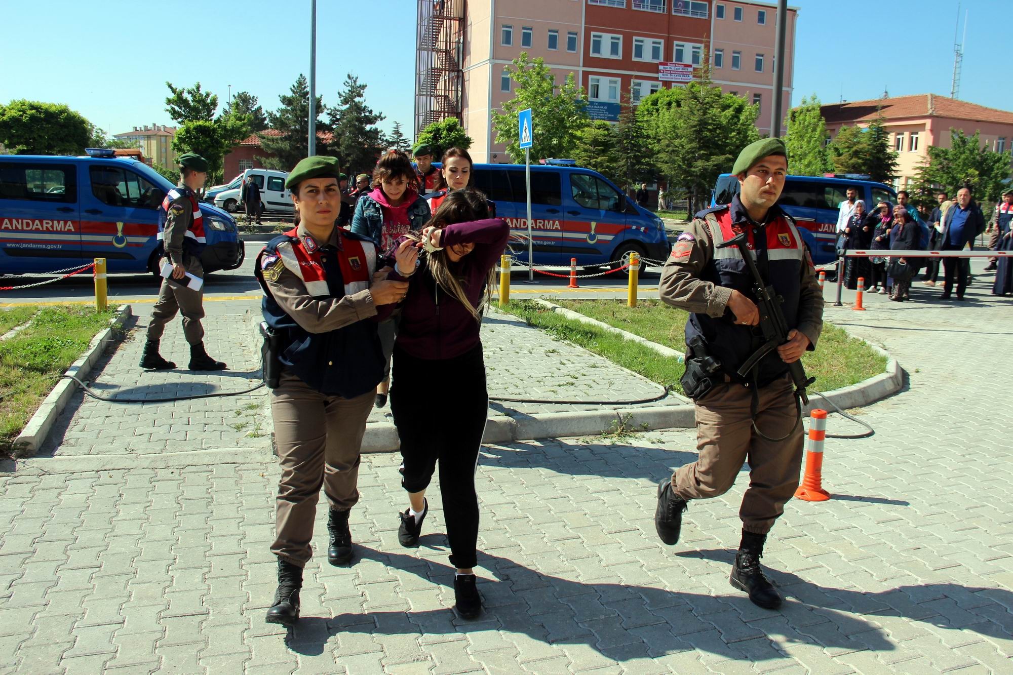 Sigara için pompacıyı öldürüp soygun yaptılar