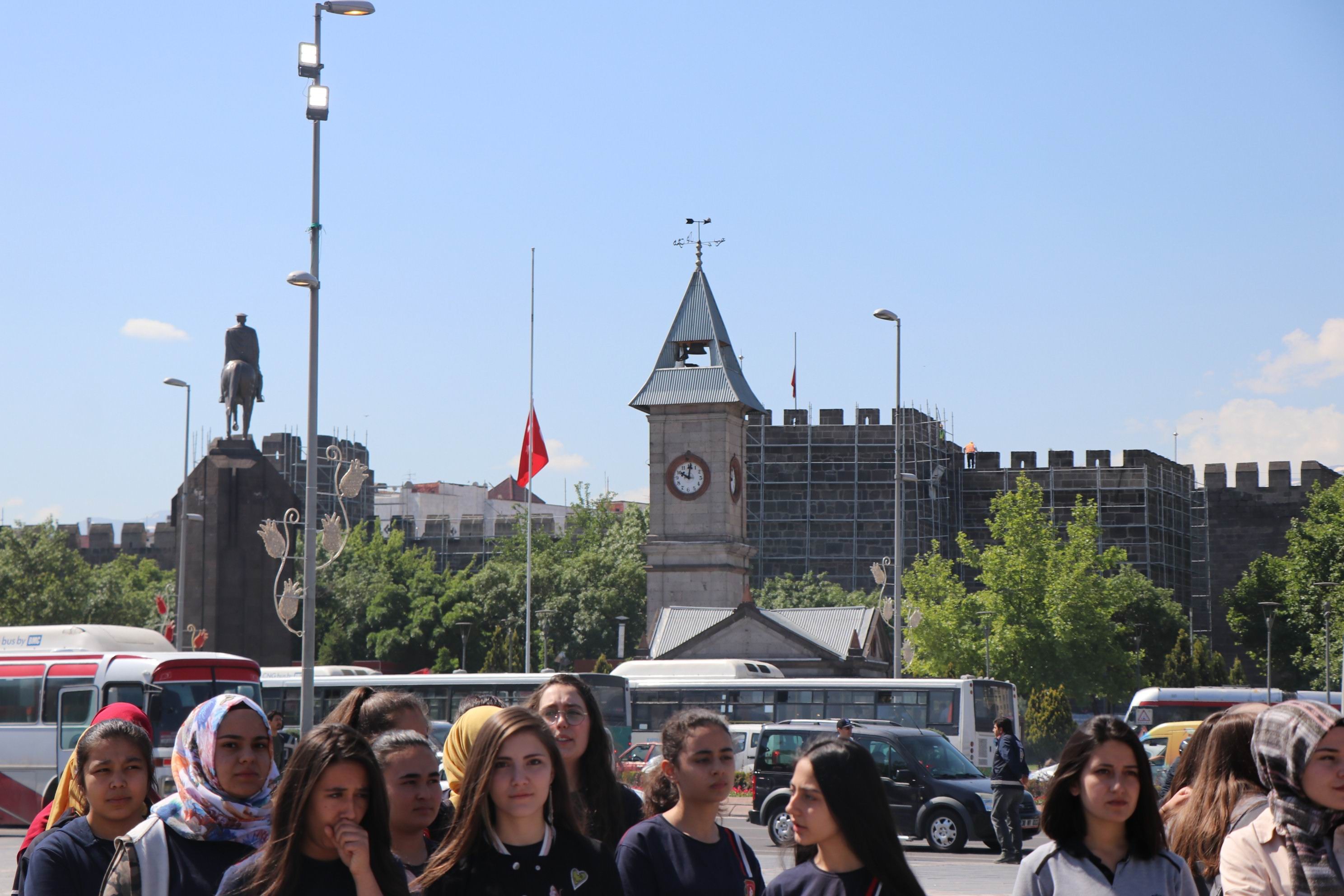 Kayseri’de bayraklar yarıya indirildi
