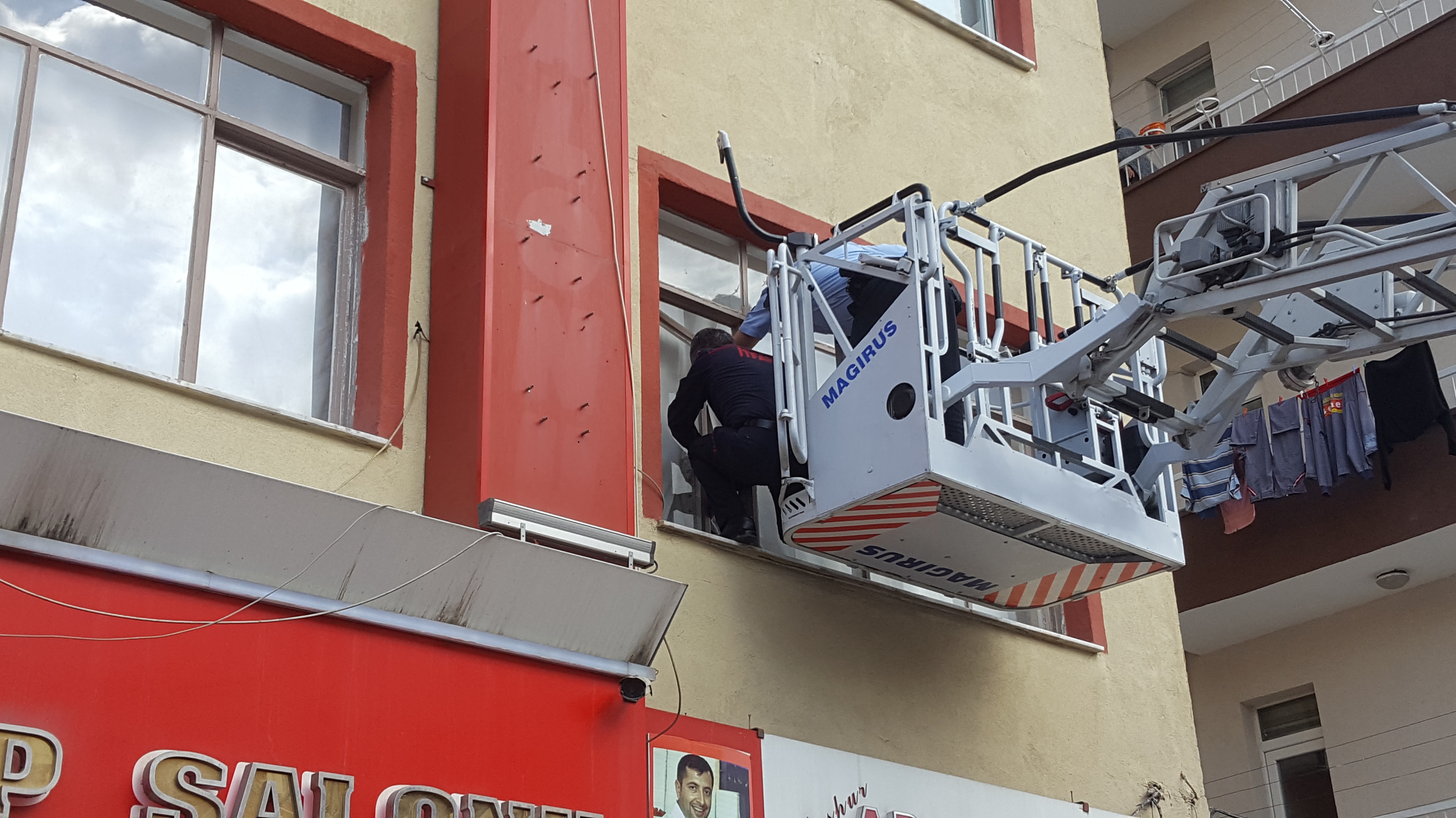 Yaşlı kadının yardımına polis ve itfaiye koştu
