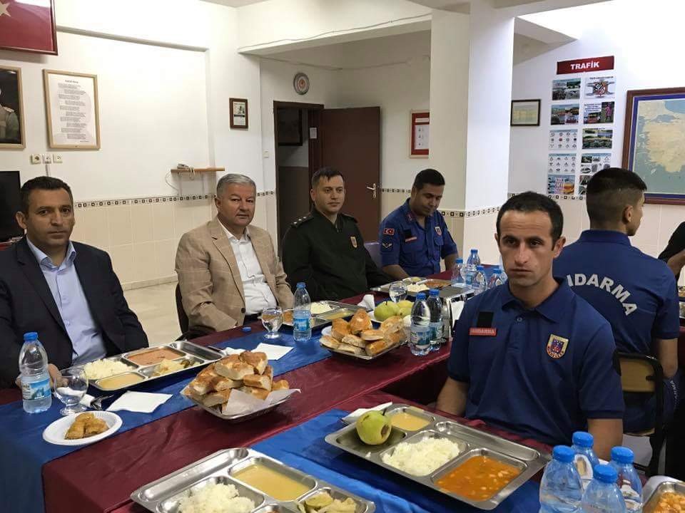 Kaymakam Duru, Mehmetçik ile iftar açtı