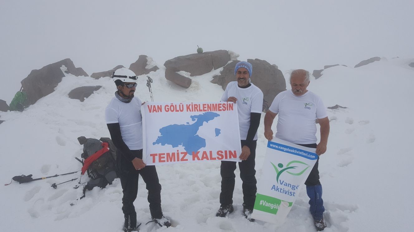 Van Gölü’ne dikkat çekmek için Süphan Dağı’na zirve yaptılar