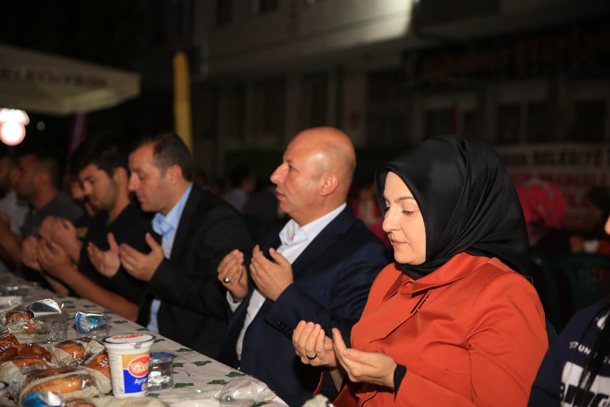 Başkan Çolakbayrakdar Yeni Mahalle halkıyla iftar açtı