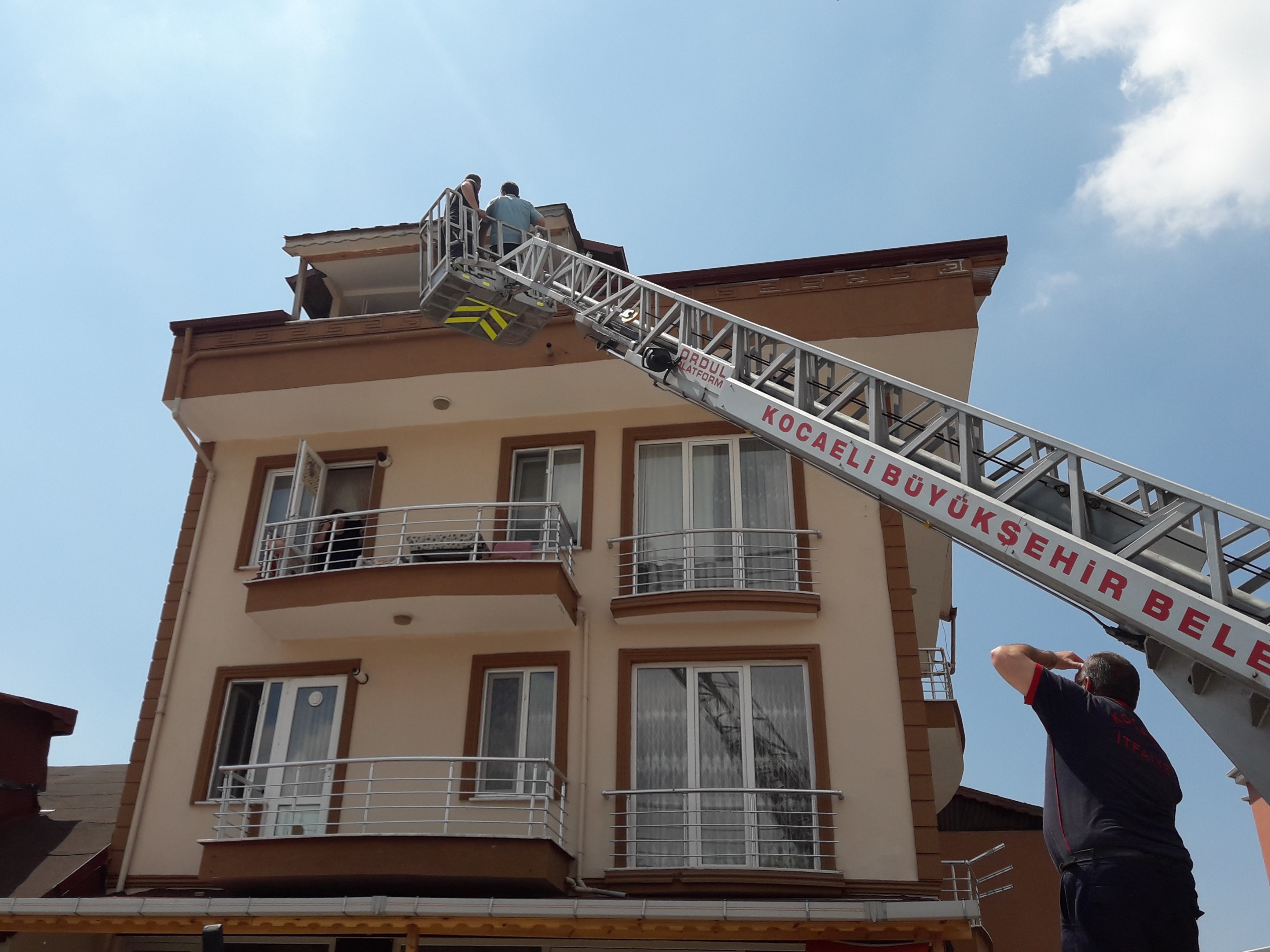 Derin uyuya dalan küçük çocuk itfaiye ekiplerini alarma geçirdi