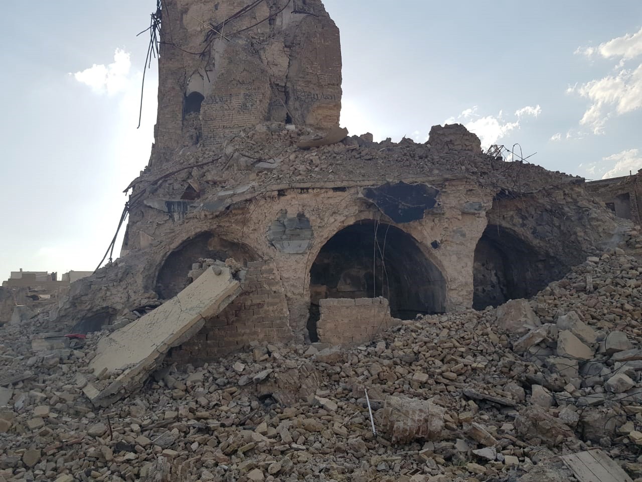 Musul’da geçtiğimiz yıl Ramazan’da bombalanan tarihi Nuri Cami hala enkaz halinde