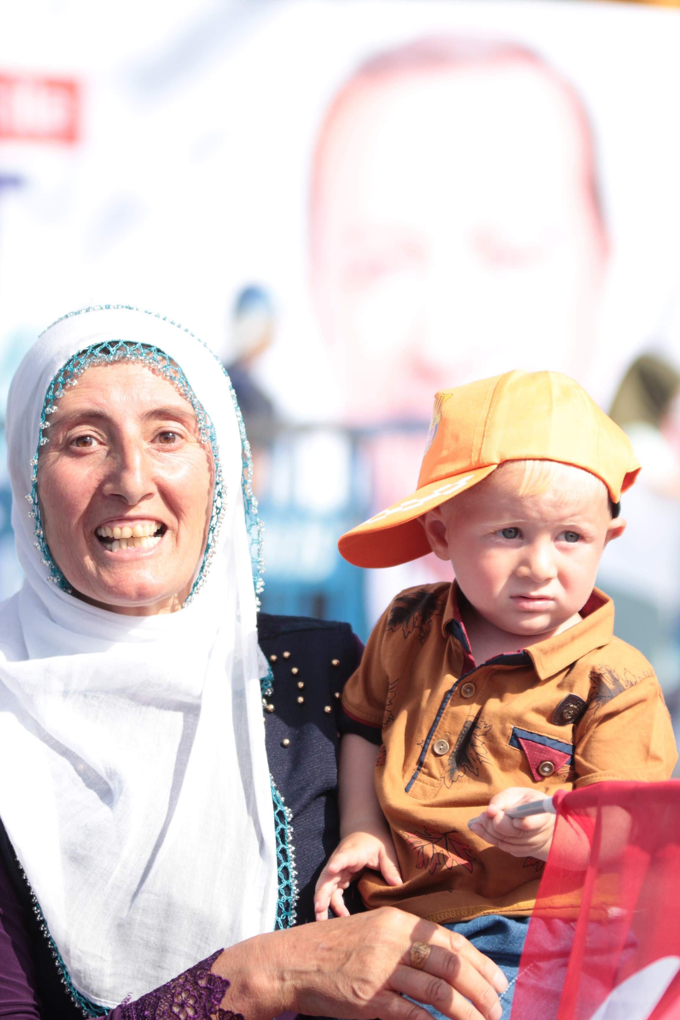 1.5 yaşındaki Recep Tayyip ile mitinge geldiler