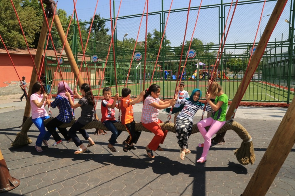 Melikgazi’de Parklar Çocukları Bekliyor
