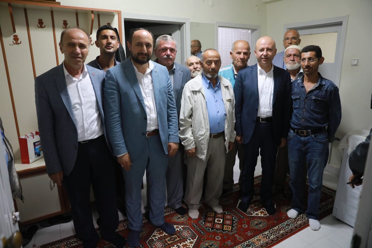 Başkan Çolakbayrakdar, her gün farklı mahallede esnaf ve vatandaşlarla buluşuyor
