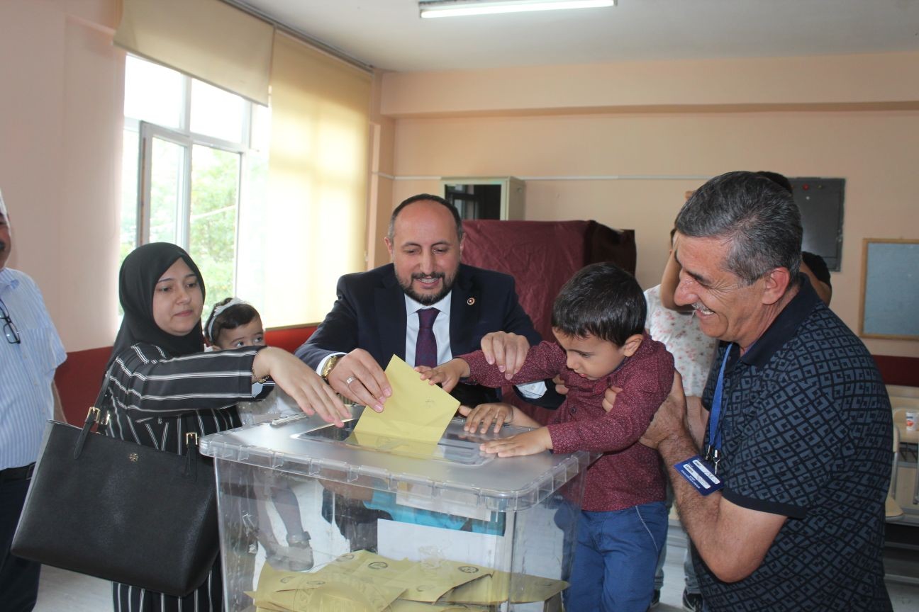 AK Parti Milletvekili adayı Karayel, oyunu ailesiyle birlikte kullandı