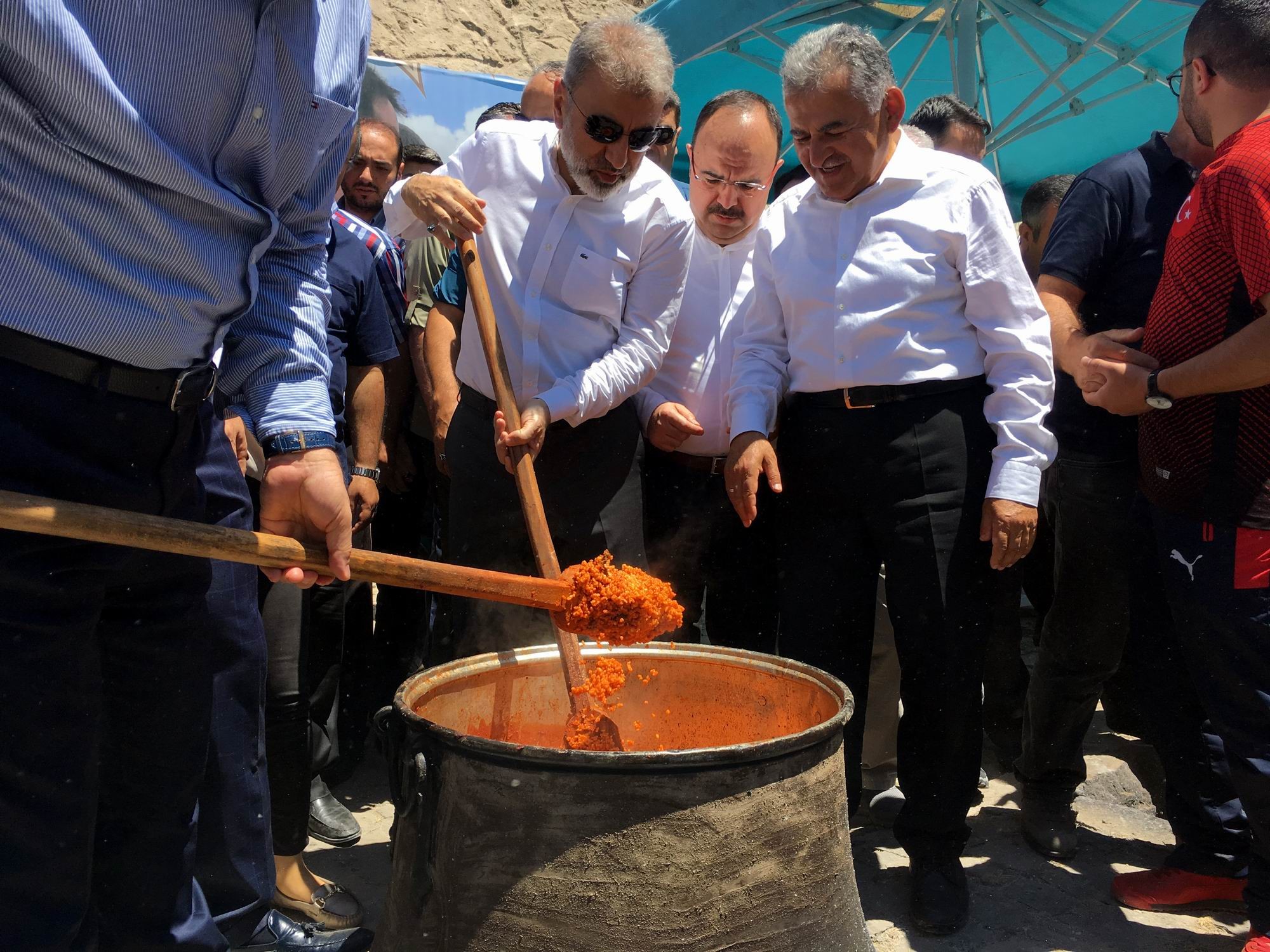 Evliyalar gününde 50 kazan etli pilav dağıtıldı