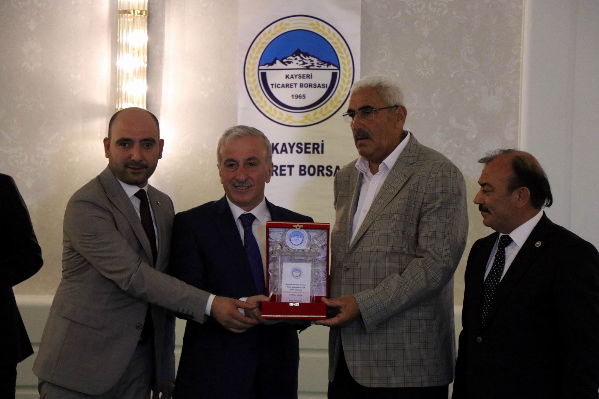 Vali Kamçı, “Ülkemiz büyük ihanetlerden ve zor günlerden geçiyor”