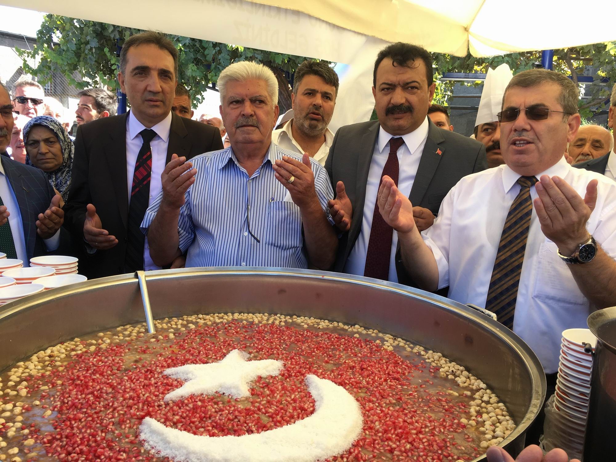 Lokantacılar ve Pastacılar Odası 10 bin kişilik aşure dağıttı