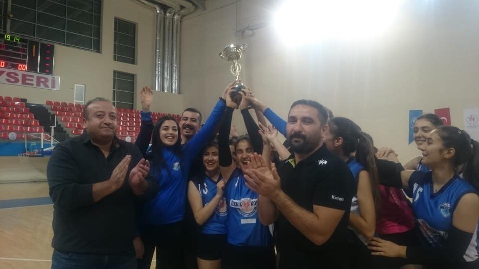 Kayseri OSB Teknik Koleji Atletikspor şampiyon oldu