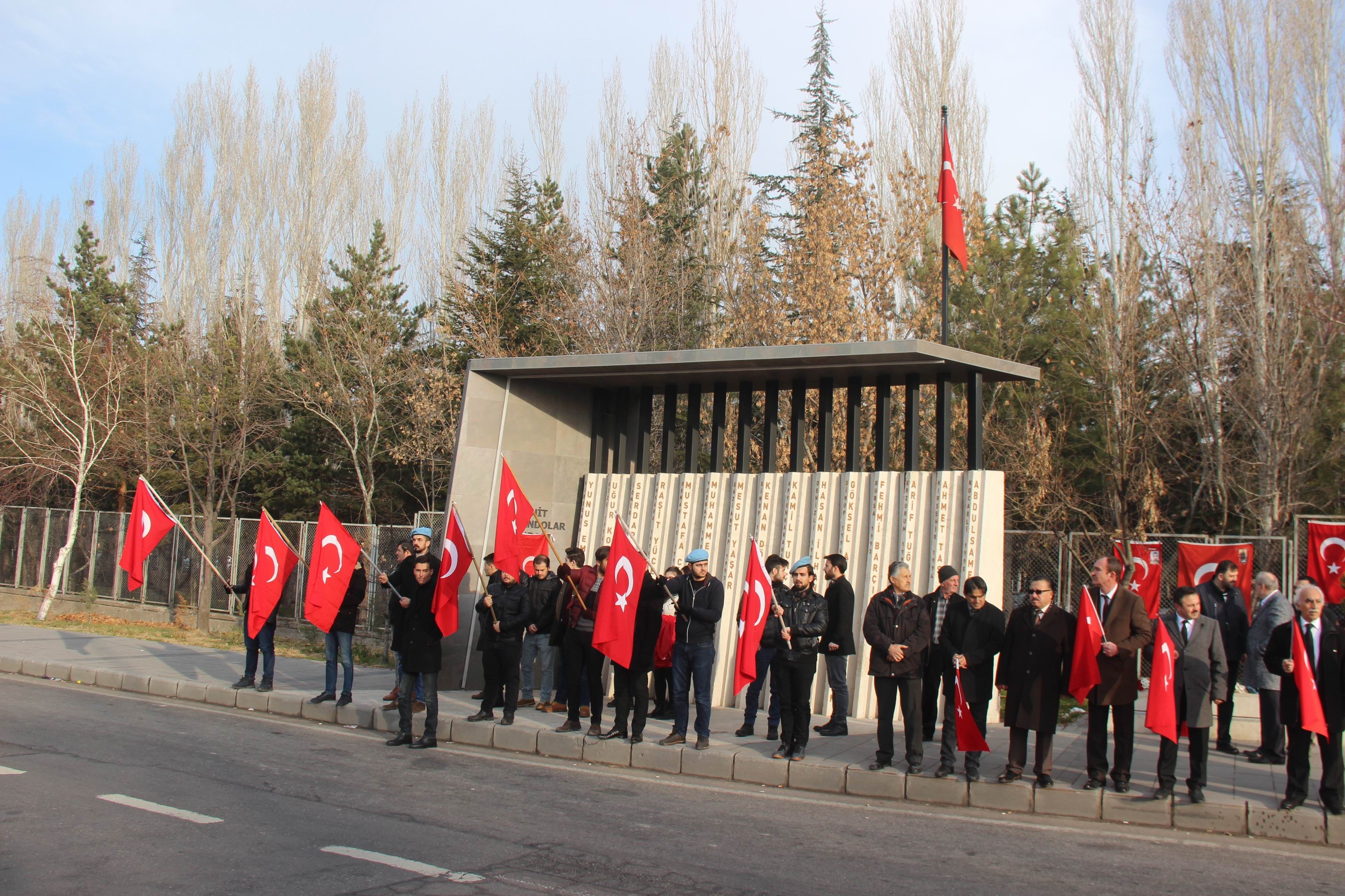 Gazi oldukları durağa asker künyeleri ile geldiler