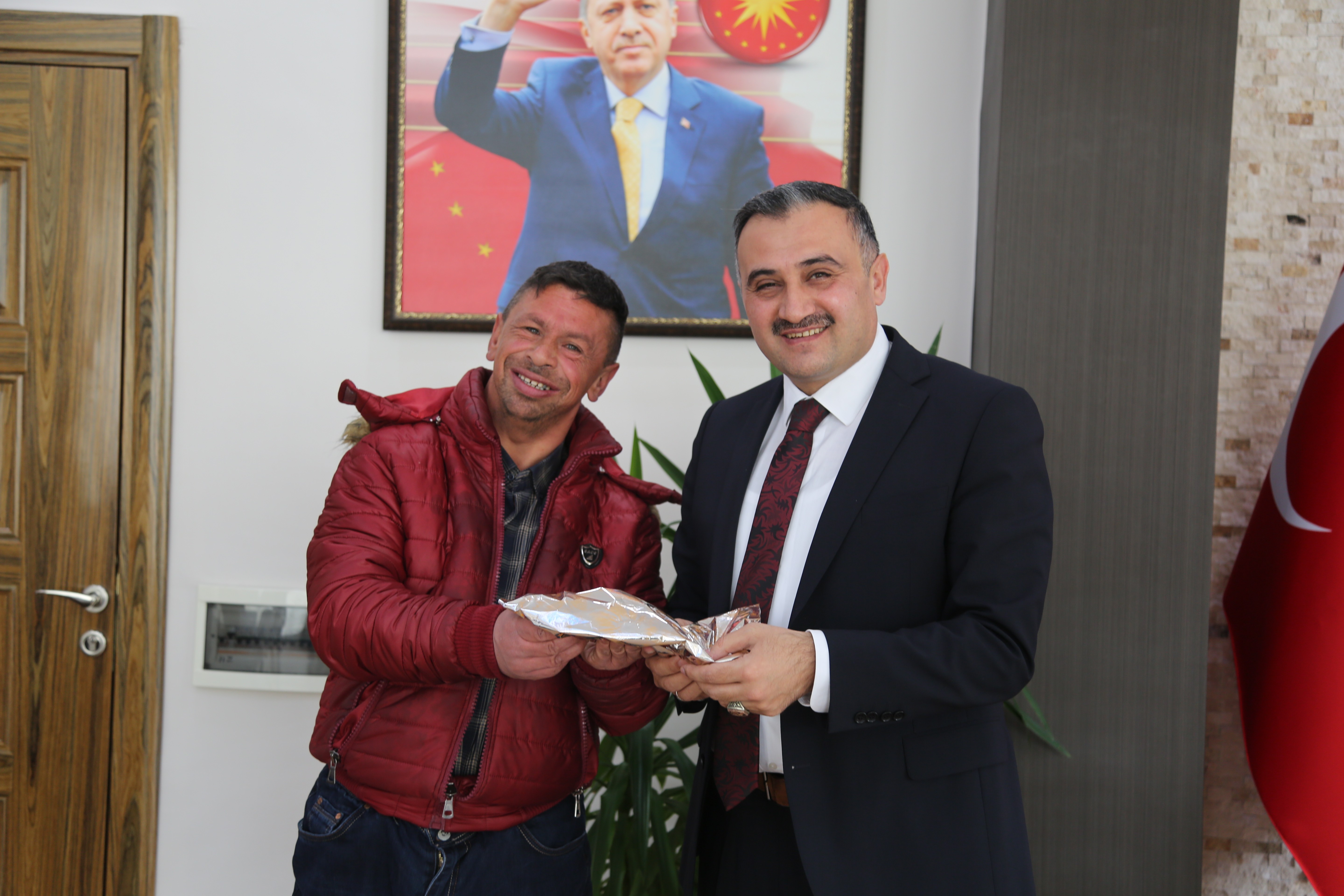 Develi’nin Gülü Sinan’dan Başkan Cabbar’a doğum günü hediyesi