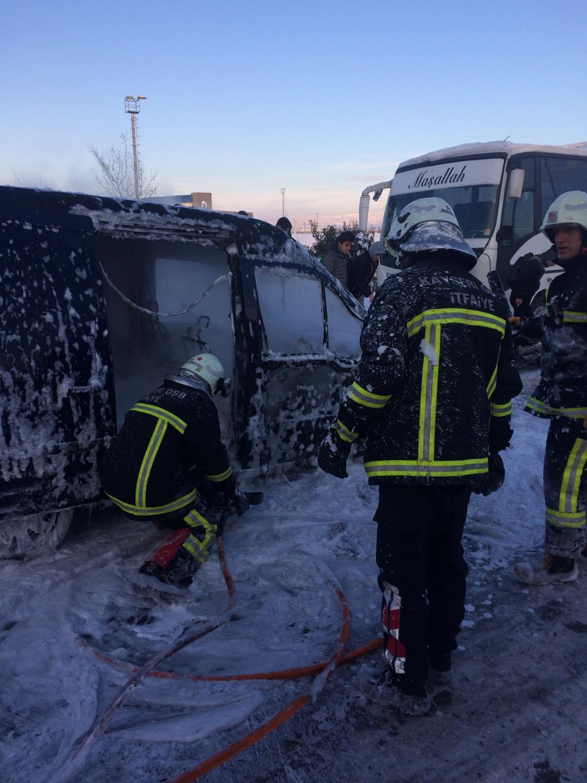 Yanan otomobili itfaiye söndürdü