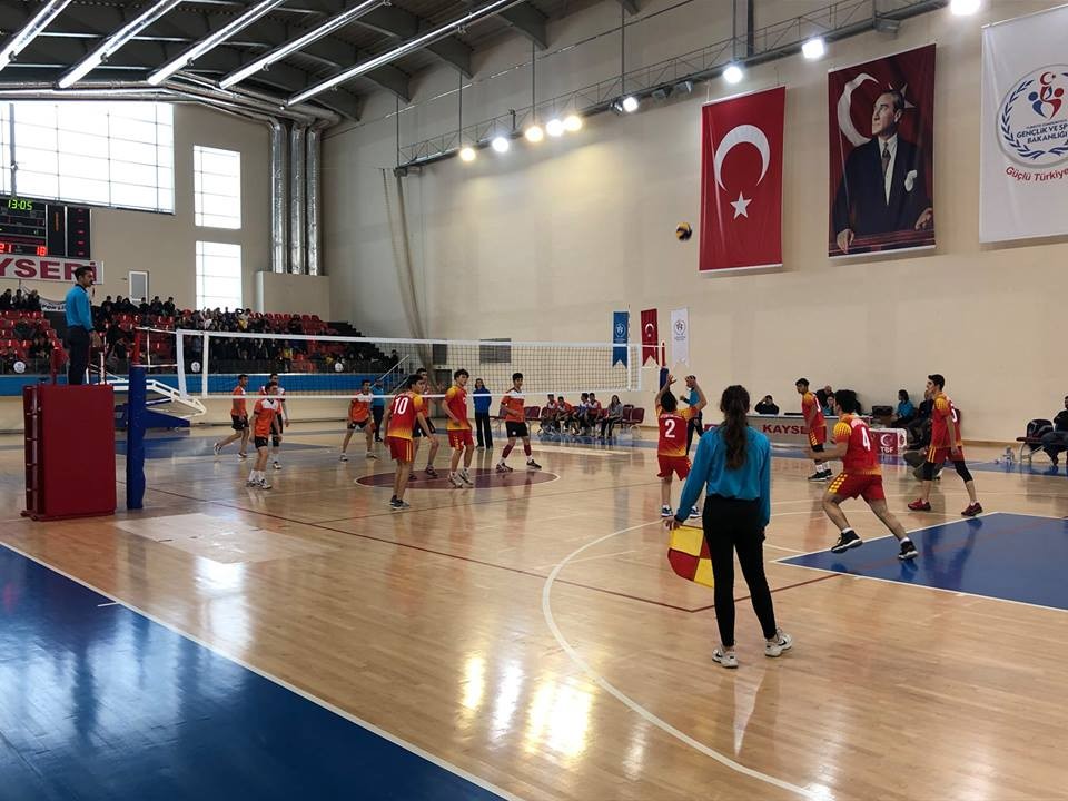 Okullar arası Voleybol heyecanı devam ediyor