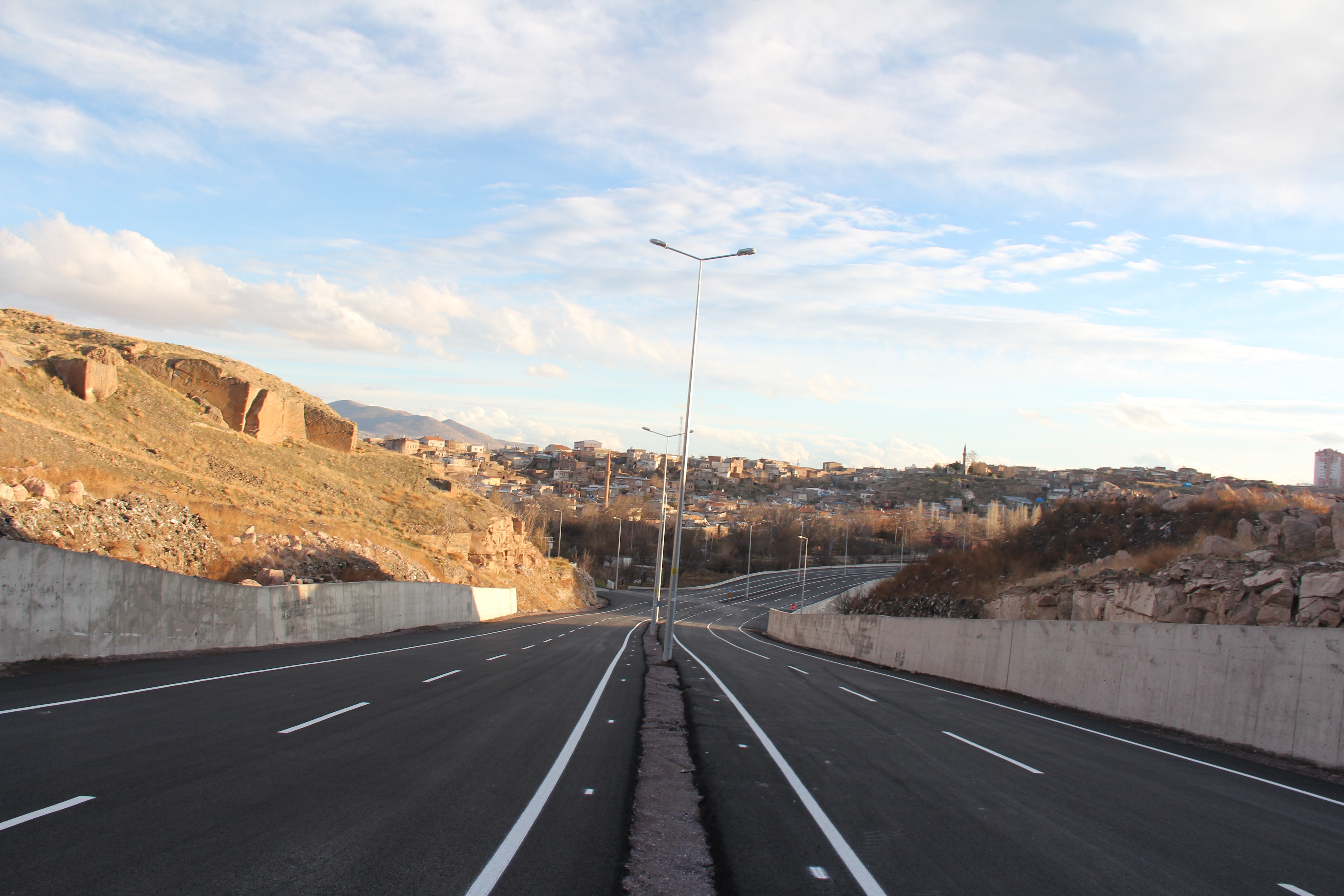 İncesu’da sıcak asfalt, yol çizgisi ve aydınlatma çalışmaları tamamlandı