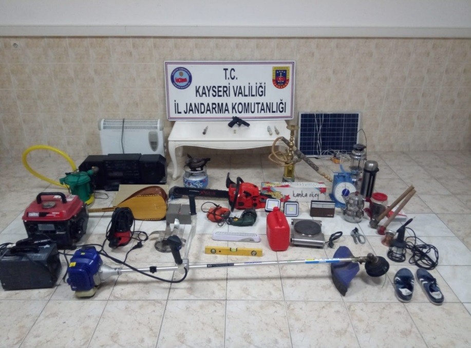 5 ayrı evden hısızlık yapan zanlılar jandarma tarafından yakalandı