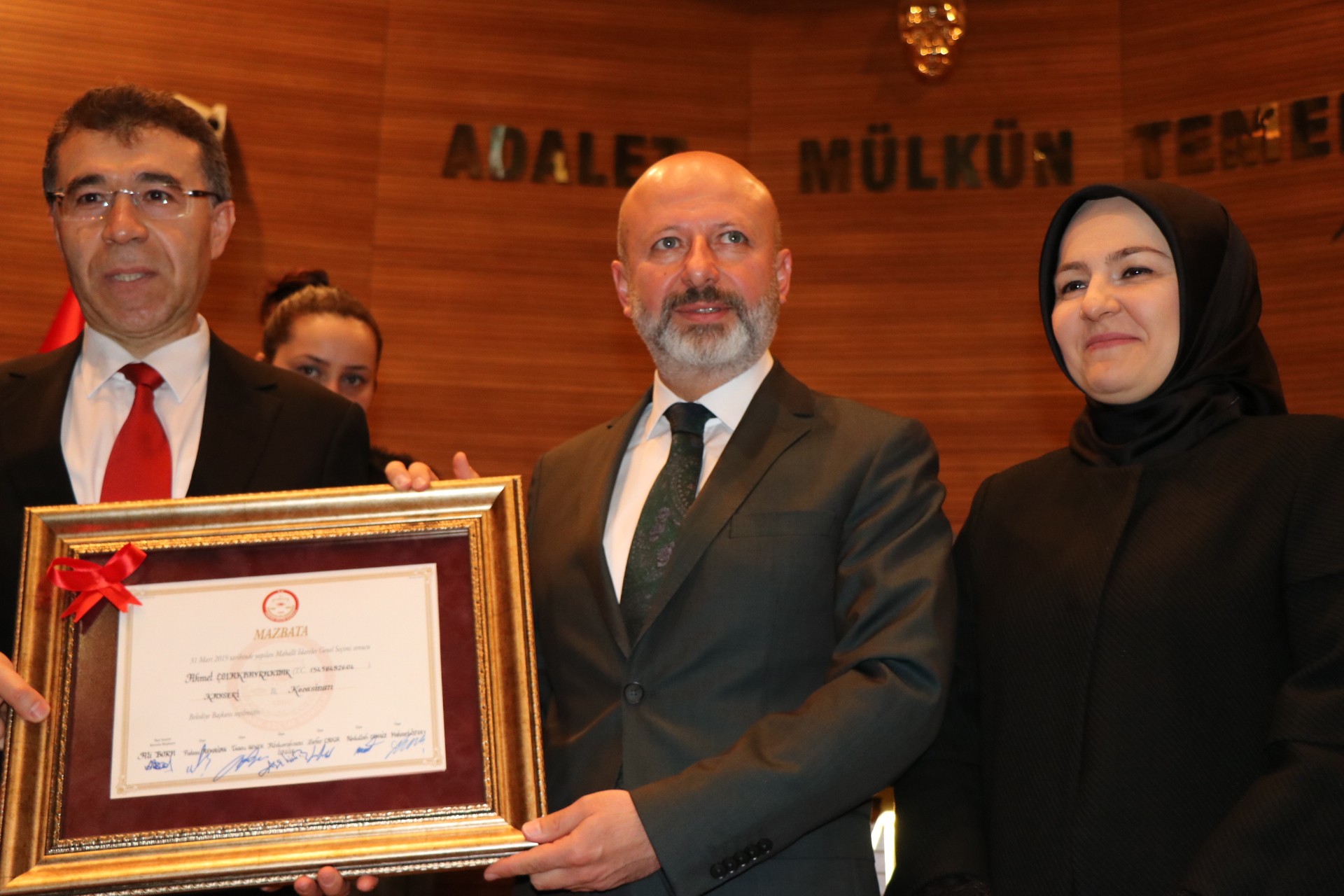 Çolakbayrakdar mazbatasını aldı