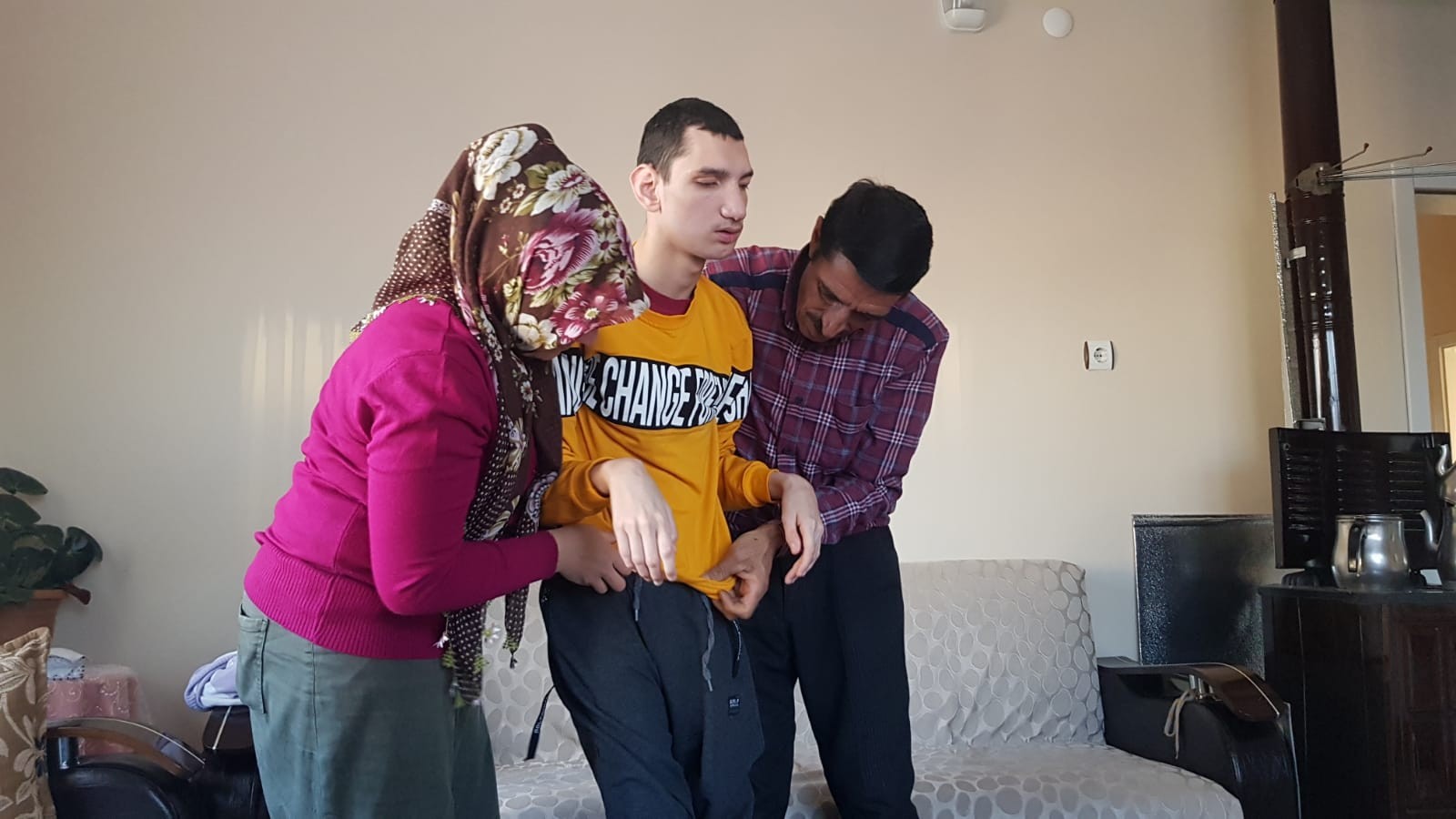 Fedakar anne-baba Mahmut’un hayata tutunmasına yardımcı oluyor