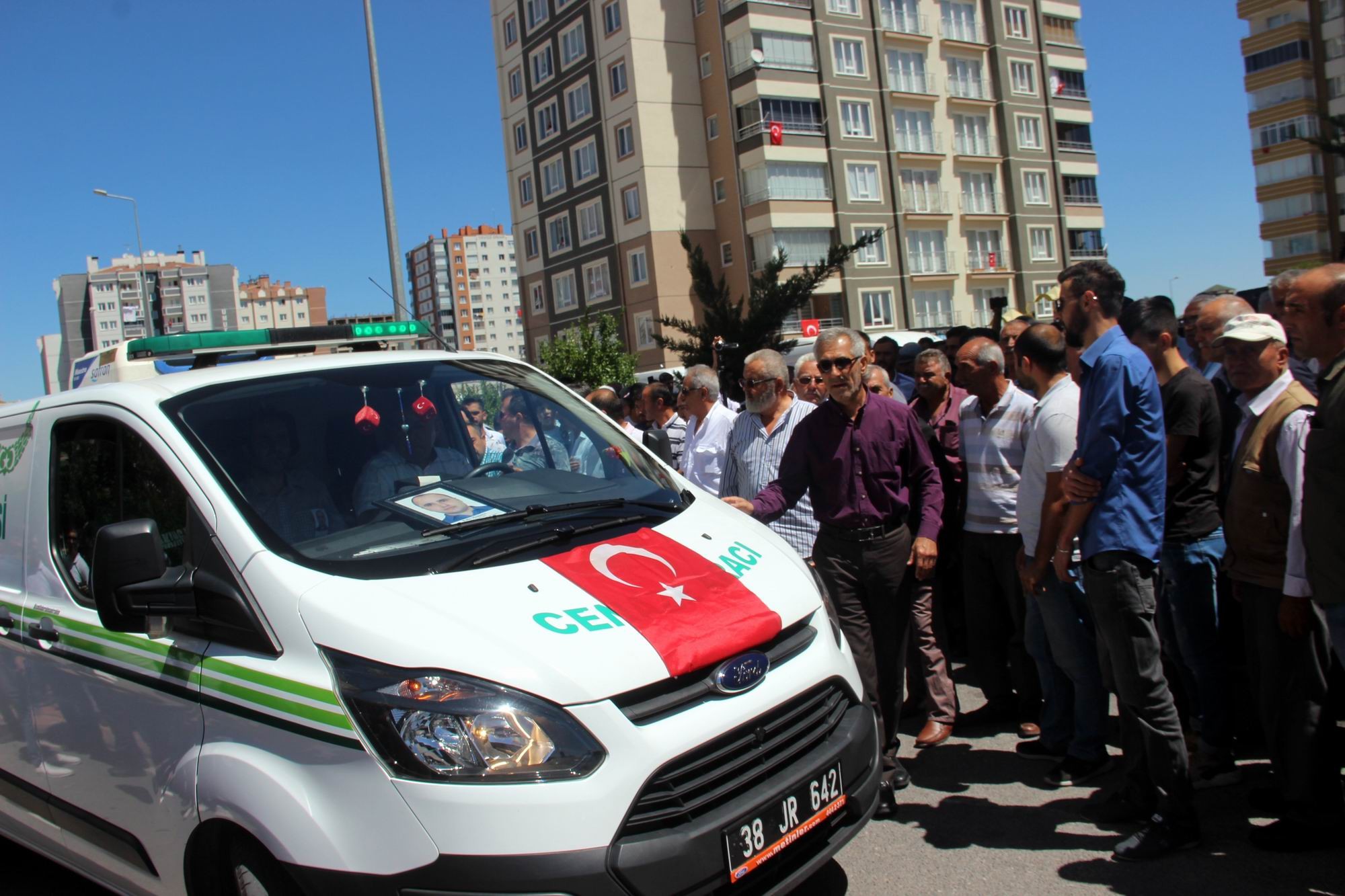 Şehit polis son yolculuğuna uğurlanıyor