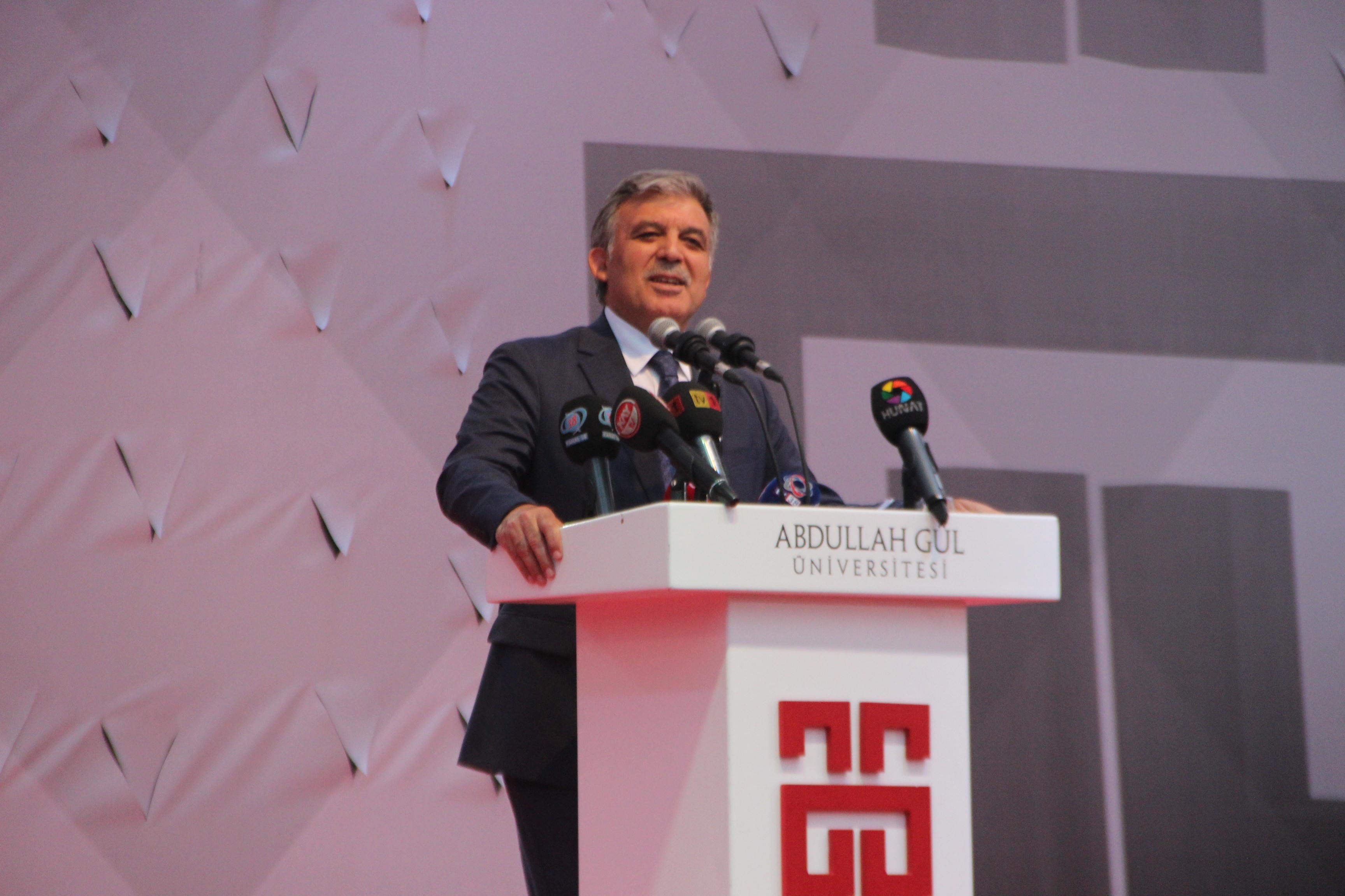AGÜ mezuniyet töreninde konuşan Abdullah Gül: “İyi insan olun ve yaptığınız işler insanlığa hizmet etsin”