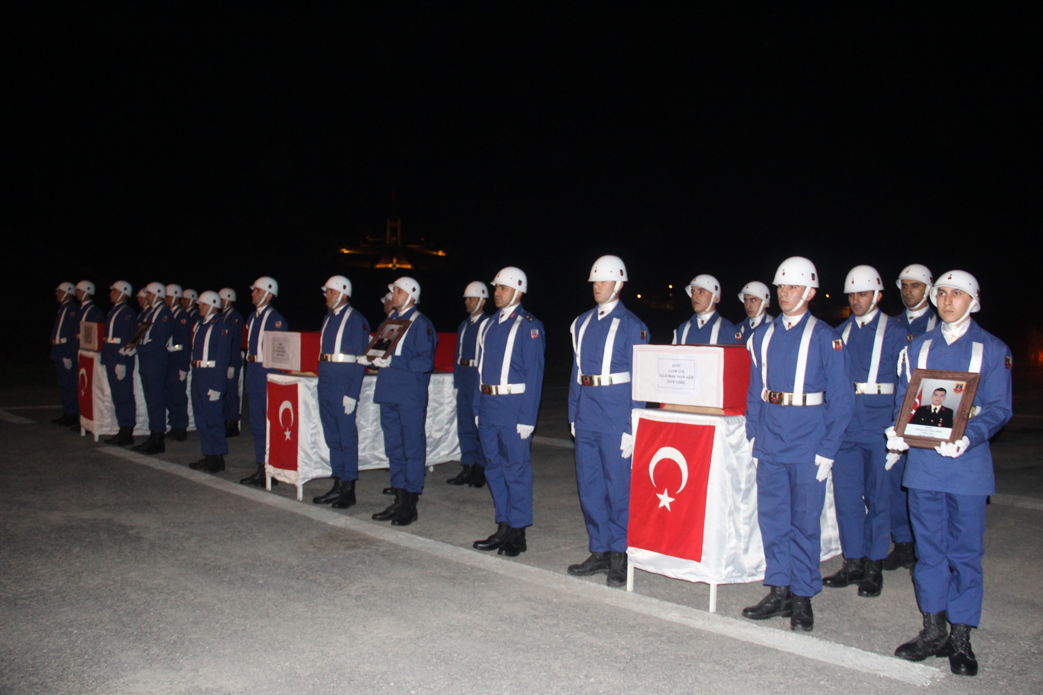 Hakkari’de şehit olan 3 asker için tören düzenlendi