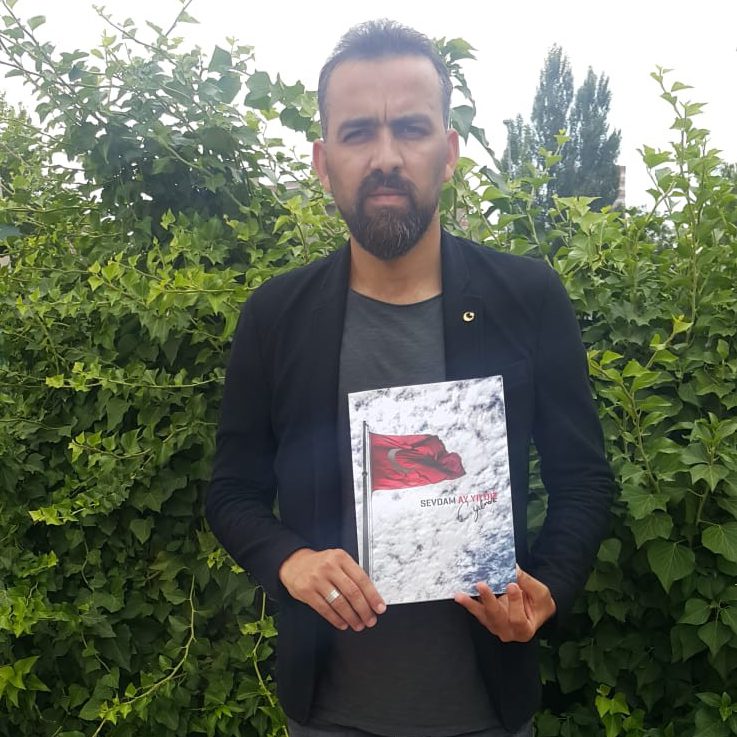 Gazeteci Caner Yılmaz Sevdam Ay Yıldız’ı kitaplaştırdı
