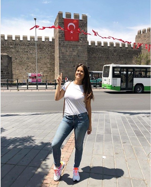 Kayserisporlu taraftarlardan Dorothee Poulain’e ‘Süpersin Yenge!’