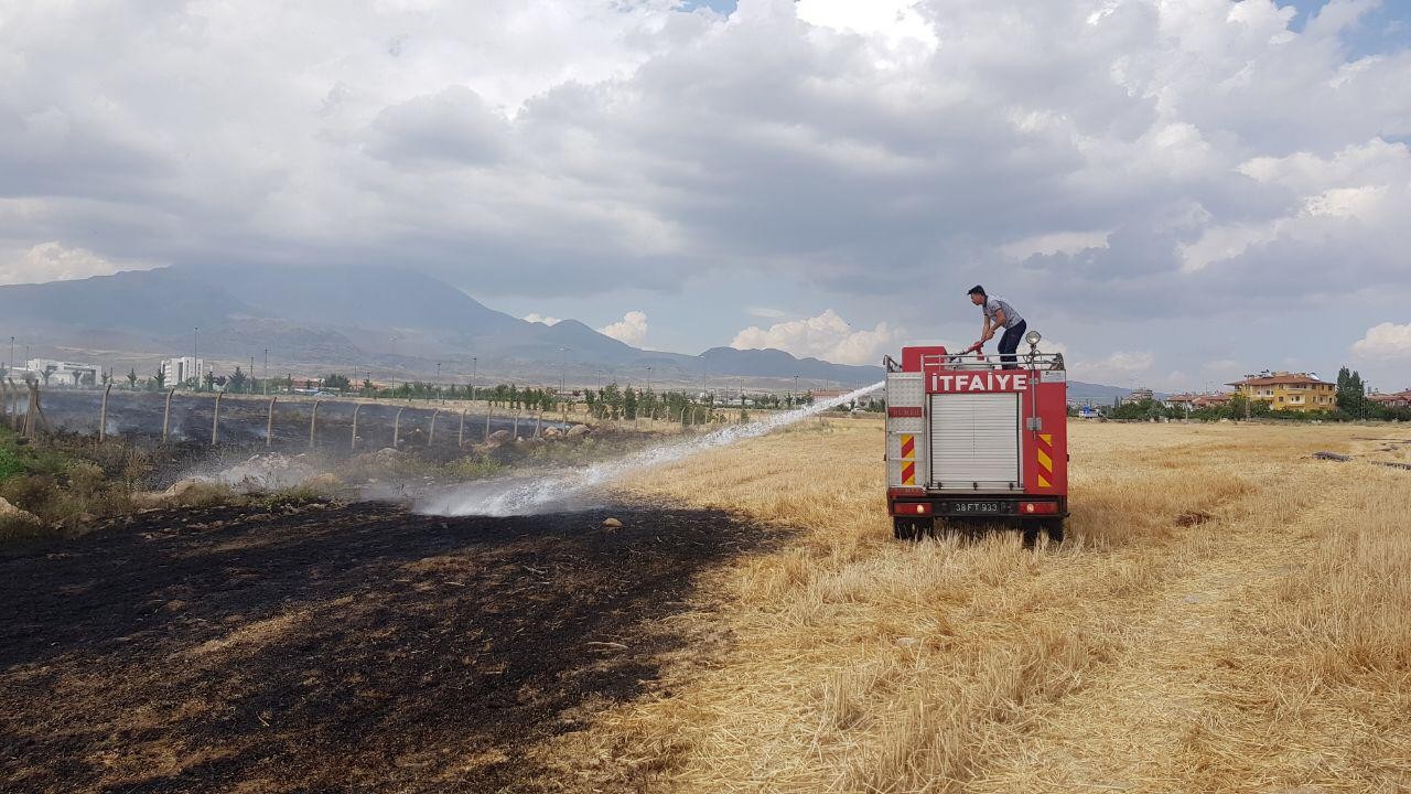 Develi’de ot yangını büyümeden söndürüldü