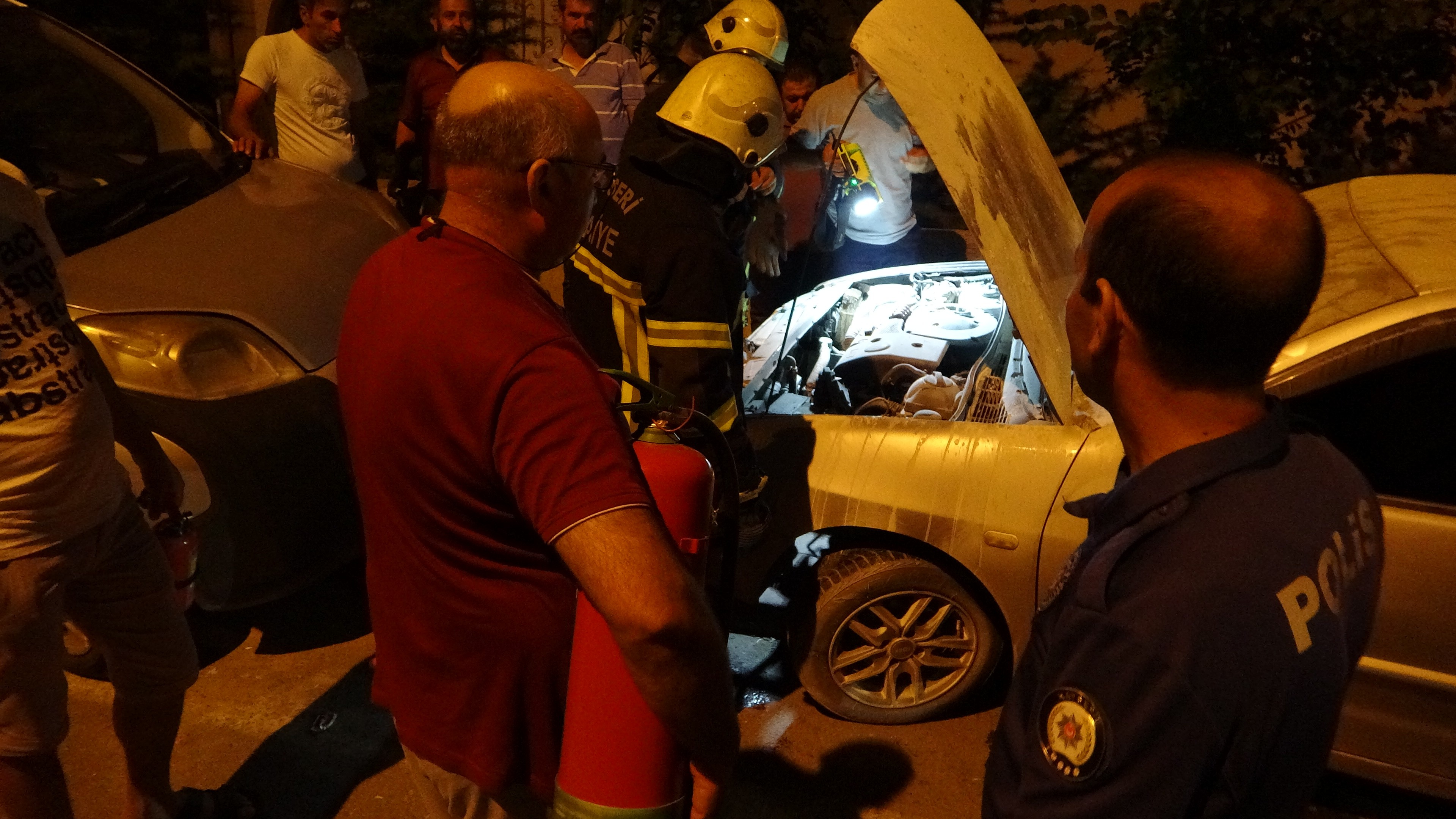 Yanan araç mahalleliyi sokağa döktü