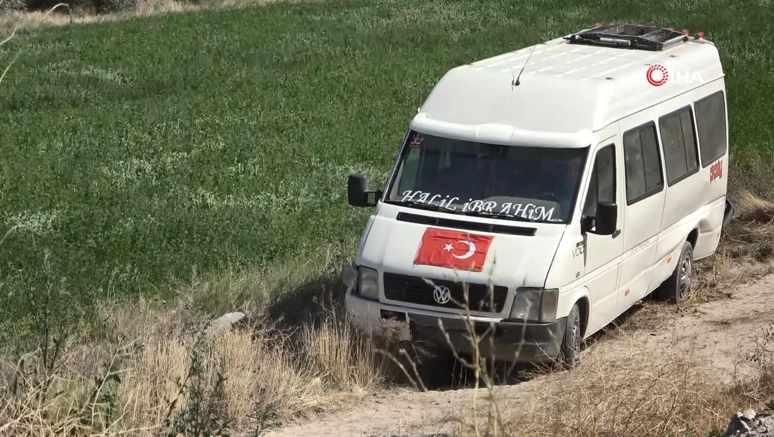 Minibüs şarampole devrildi: 2 yaralı