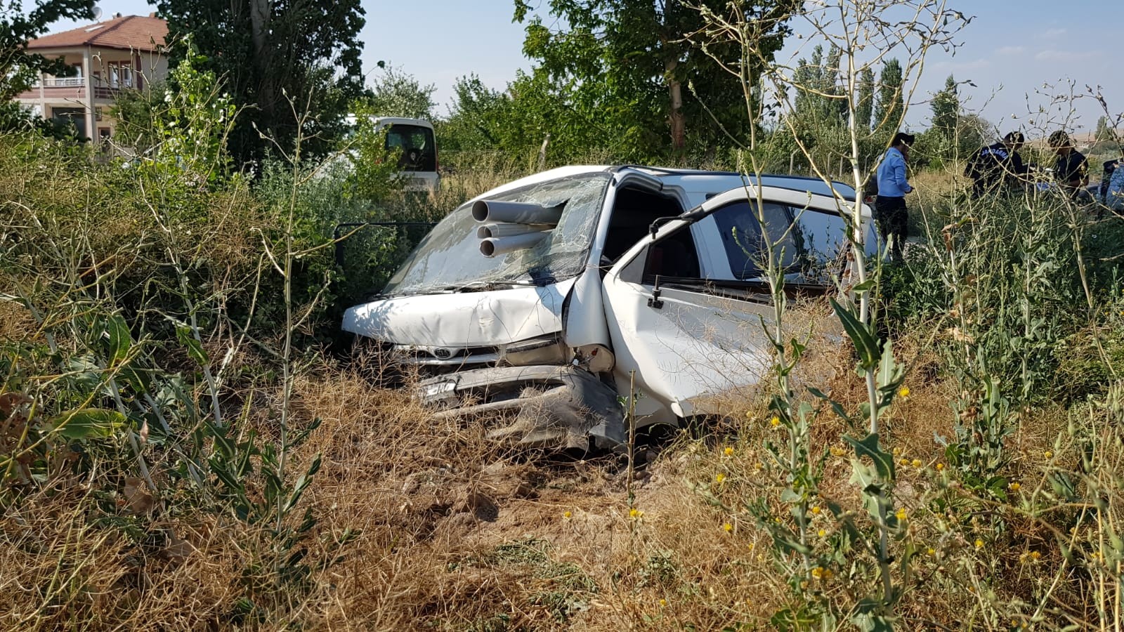 Direksiyon hakimiyeti kaybolan minibüs şarampole devrildi
