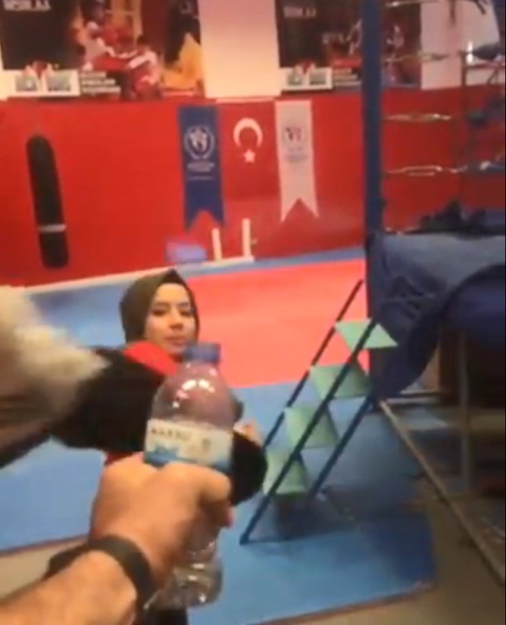 Dünya Şampiyonu Hayriye’den ‘Bottle Cap Challenge’ videosu